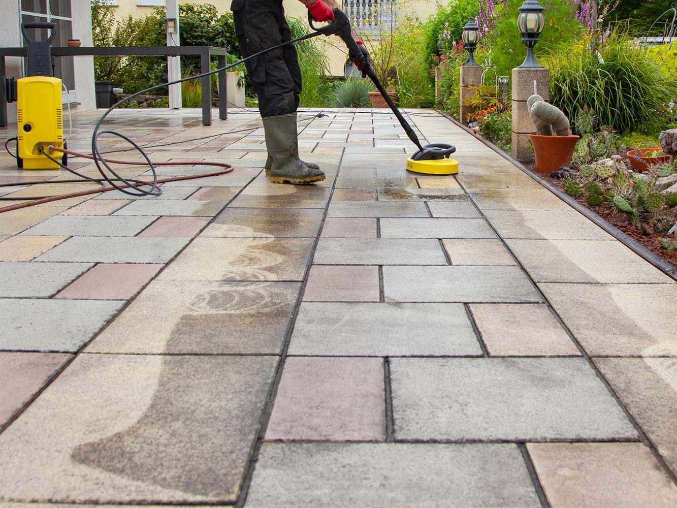 Flächenreinigung und Pflege befestigter Bereiche